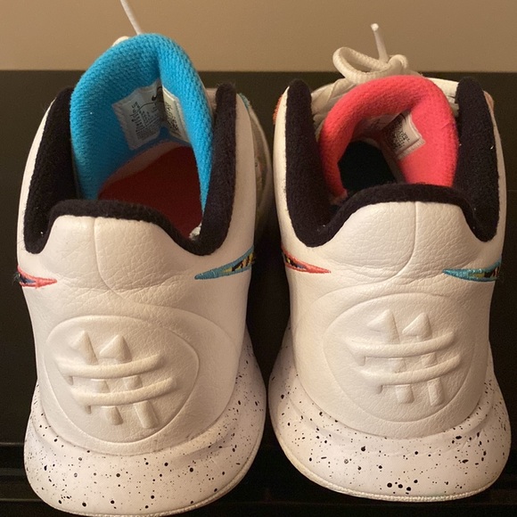 Nike Kyrie Kids Size 6.5Y Tennis Shoes - Picture 5 of 6